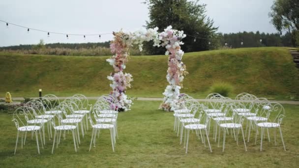 Wedding Floral Decorated Arch Flowers Pastel Colors White Chairs Front — Videoclip de stoc
