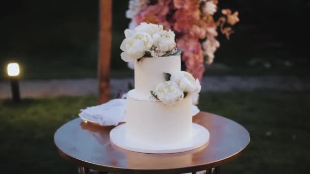 Beyaz Şakayık Çiçekleri Ile Süslenmiş Düğün Pastası Yavaş Çekimde Güzel — Stok video