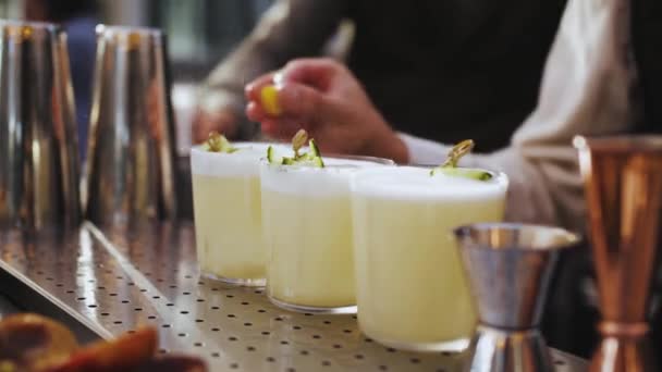 Gräddfärgad Cocktail Bartendern Strör Den Beredda Cocktailen Med Droppar Citronsaft — Stockvideo