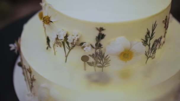 Close Beautiful Wedding Cake Decorated Dried Wild Flowers Evening Wooden — Vídeos de Stock