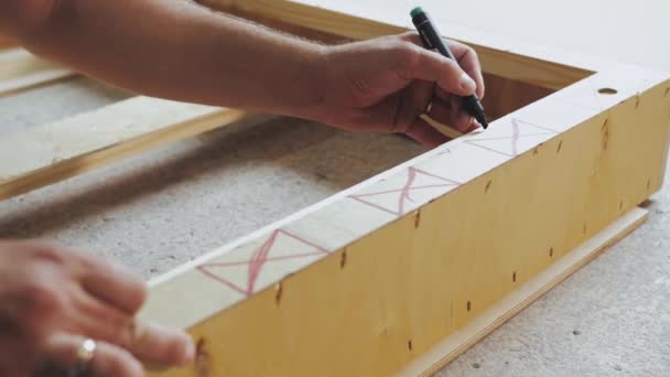 Die Nahaufnahme Der Menschenhand Erkennt Die Länge Des Hölzernen Quadrats — Stockvideo
