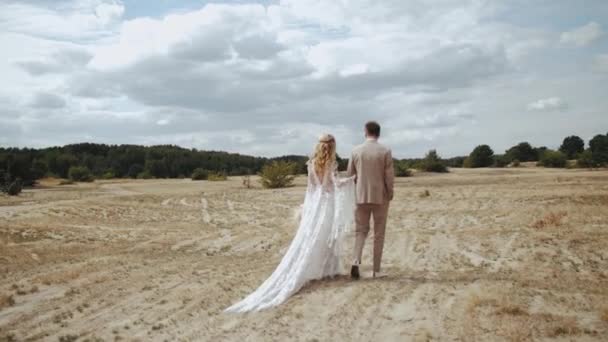 Newlyweds Love Walk Countryside Bride Boho Dress Curly Hair Groom — ストック動画