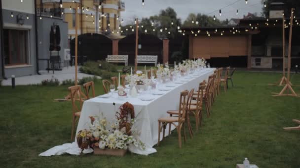Hochzeitstisch Dekoration Mit Pastellfarbenen Wildblumen Kerzen Altmodischen Stühlen Und Retro — Stockvideo