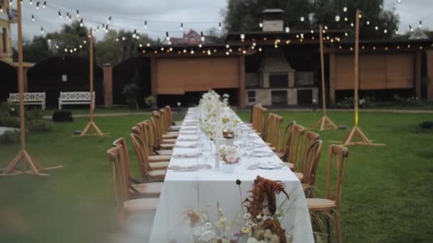 Vista Frontale Del Tavolo Pranzo Decorato Festivo Con Vaso Bouquet — Video Stock