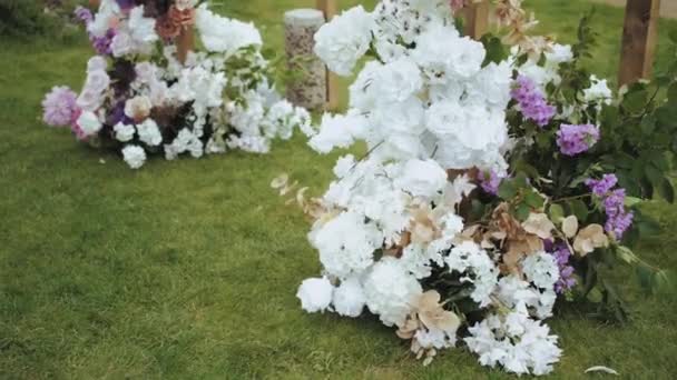 Medium Skott Del Bröllop Blommor Dekorationer Blommor Pastell Bleknade Vita — Stockvideo