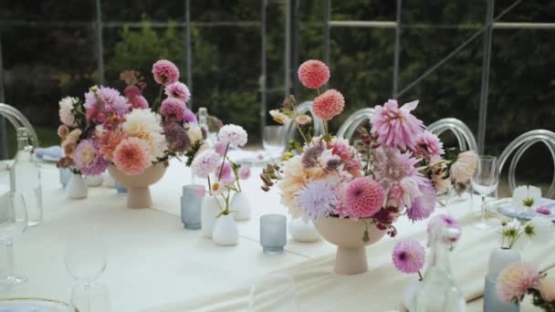 Close Floral Composition Table Beautiful Decorated Wedding Table Pink Flowers — Vídeo de stock
