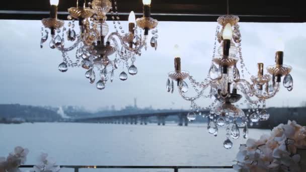 Дві Елегантні Розкішні Декоративні Люстри Заходів Свіжому Повітрі Річка Міст — стокове відео