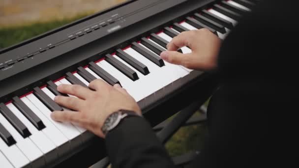 Крупным Планом Руки Молодого Человека Играющего Электрическом Пианино Открытом Воздухе — стоковое видео