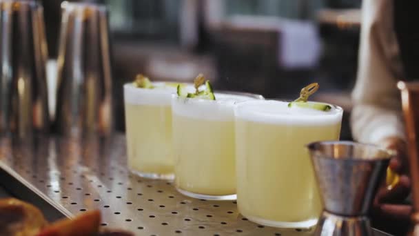 Nahaufnahme Von Drei Cremefarbenen Cocktails Der Barkeeper Bestreut Den Zubereiteten — Stockvideo