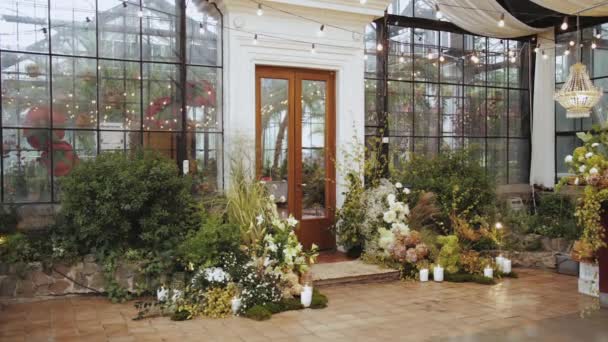 Wedding Dekoracji Florystycznej Drewniane Drzwi Vintage Jest Urządzone Jako Łuk — Wideo stockowe