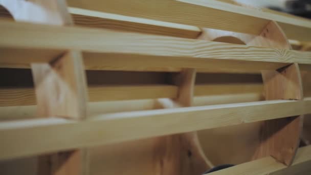 Dolly Shot Polerowanej Drewnianej Ramy Mebli Zbliżenie Duże Ramy Naturalne — Wideo stockowe