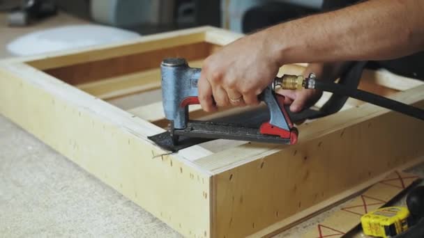 Ein Arbeiter Stellt Einer Möbelfabrik Ein Sofa Her Ein Tischler — Stockvideo