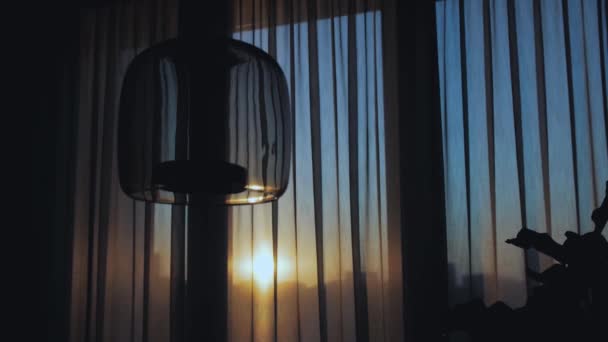 Siluet Matahari Terbenam Melalui Tulle Transparan Jendela Lampu Gantung Dalam — Stok Video