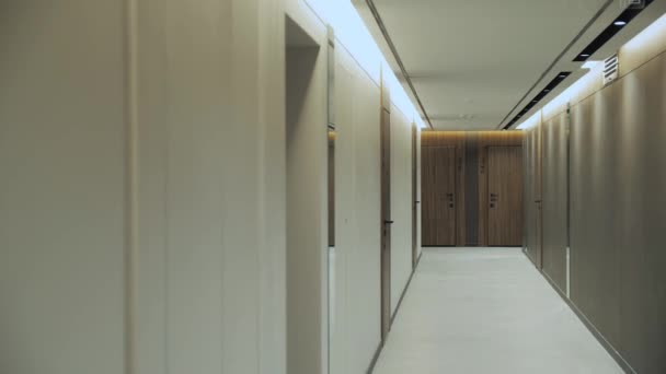 Passage Empty Corridor Empty Hall Corridor Closed Doors Dolly Shot — Stock Video