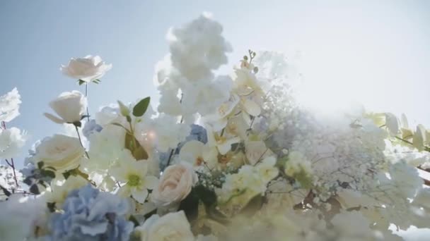 Zbliżenie Łuku Weselnego Ozdobione Kwiatami Różami Chryzantemami Kolorze Białym Niebieskim — Wideo stockowe