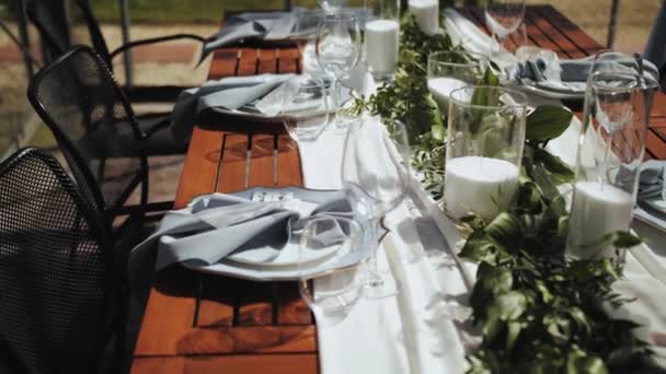 Bride Groom Place Settings Wedding Reception Table Beautiful Plates Gold — Vídeo de Stock