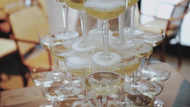 Een Piramide Van Champagne Glazen Bruiloft Dansende Bruid Achtergrond Champagne — Stockvideo