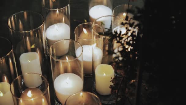 Viele Schöne Kerzen Brennen Glaskolben Einem Dunklen Raum Kühle Beleuchtung — Stockvideo
