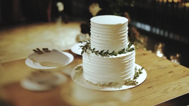 Όμορφη Γαμήλια Τούρτα Διακοσμημένη Ένα Κλαδί Πρασίνου Στο Ξύλινο Τραπέζι — Αρχείο Βίντεο