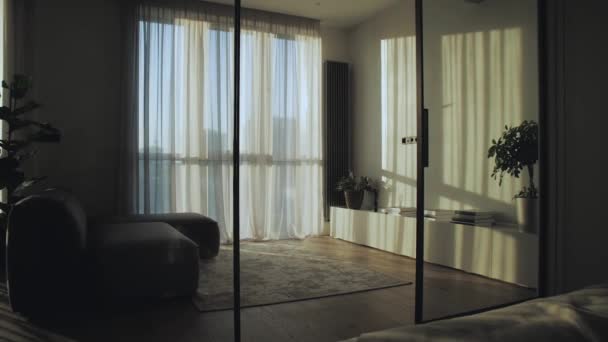 Вид Окно Кровати Утреннего Солнца Освещающий Комнату Тени Стене Окна — стоковое видео