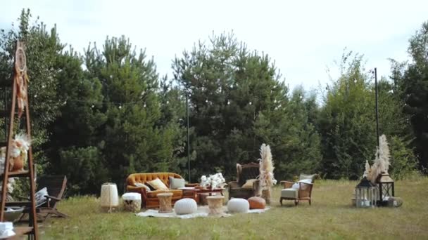 Düğünde Misafirlerin Dinlenmesi Için Çam Ağaçları Arasında Süslü Bir Yer — Stok video
