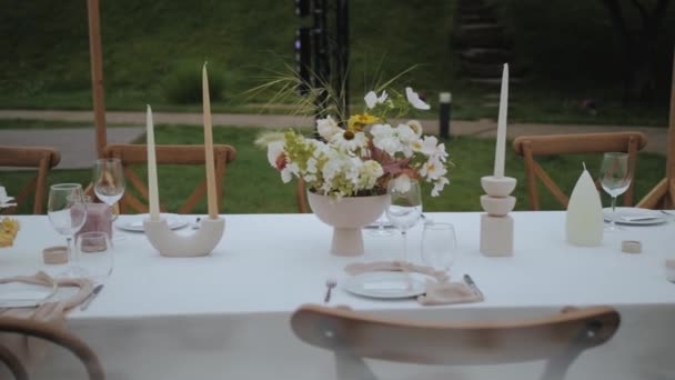 Dolly Πλάνο Του Γαμήλιου Τραπεζιού Ρύθμιση Παστέλ Άγρια Λουλούδια Κεριά — Αρχείο Βίντεο