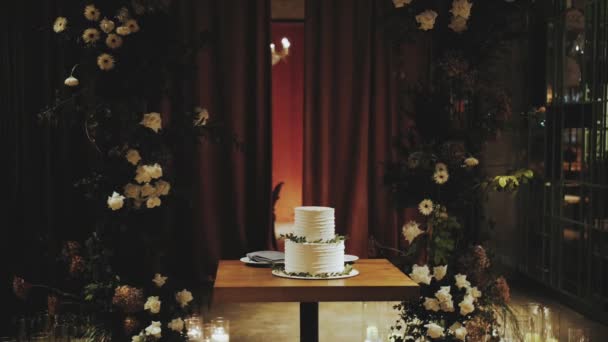 Vacker Bröllopstårta Dekorerad Med Kvist Grönska Träbordet Nära Bröllopsvalv Kvällen — Stockvideo
