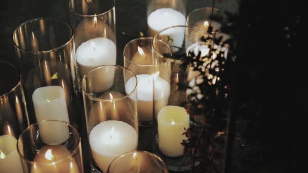 Многие Красивые Свечи Горят Стеклянных Фляжках Темной Комнате Cool Освещение — стоковое видео