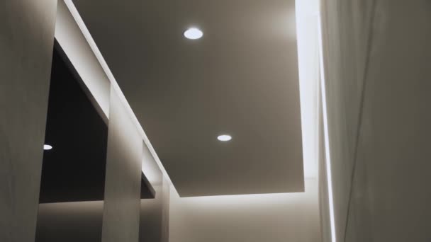 隠されたLedバックライトとミニマリストインテリアのラウンド現代的な天井ランプ 照明機器とミニマリストインテリア 現代的なランプ 高級シャンデリア スローモーションドーリーショット 4K映像 — ストック動画