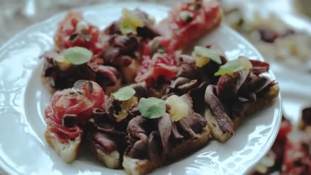 Close Pięknie Urządzony Stół Bankietowy Catering Przekąską Bruschetta Warzywami Restauracji — Wideo stockowe