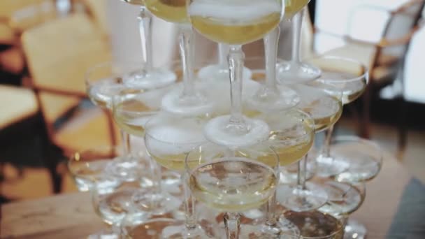 Düğün Partisinde Şampanya Kulesine Yakın Çekim Şampanya Dökülüyor Şampanya Bardakları — Stok video