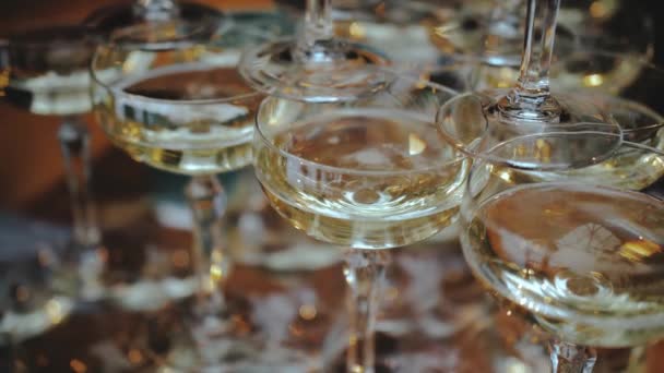 Düğün Partisinde Şampanya Kulesi Şampanyalı Bardakları Yakın Çekim Yemek Servisi — Stok video