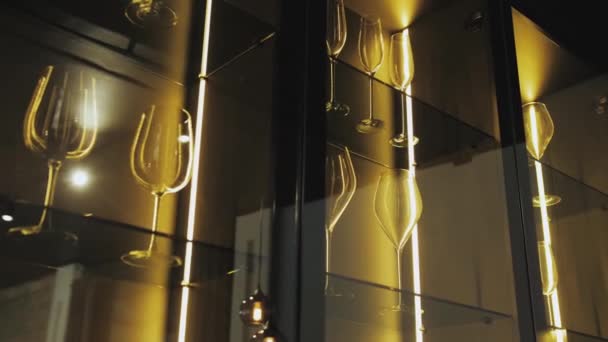 Μαύρο Ντουλάπι Γυάλινο Τοίχο Στην Κουζίνα Πιατικά Και Διάφανα Ποτήρια — Αρχείο Βίντεο