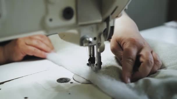 自動ミシンに女性の手の縫製生地 密接なシームレスは家具の要素を見ます 高品質4K映像 — ストック動画