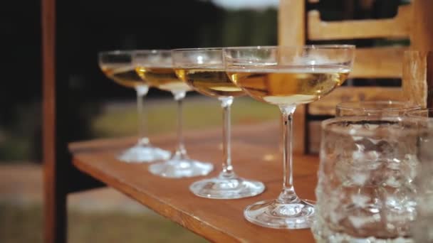 提供自助餐和四杯香槟 在香槟酒杯中倒入晶莹的葡萄酒 高质量的4K镜头 — 图库视频影像