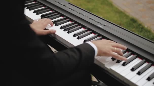 Close Hands Young Man Playing Electric Piano Outdoor Party Man — Vídeo de Stock