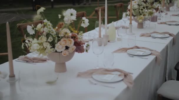 Dolly Skott Bröllop Dukning Med Pastell Vilda Blommor Ljus Gammaldags — Stockvideo