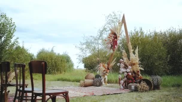 Szeroki Strzał Wspaniały Cygański Łuk Dekoracji Zewnątrz Ceremonii Ślubnej Kwiat — Wideo stockowe