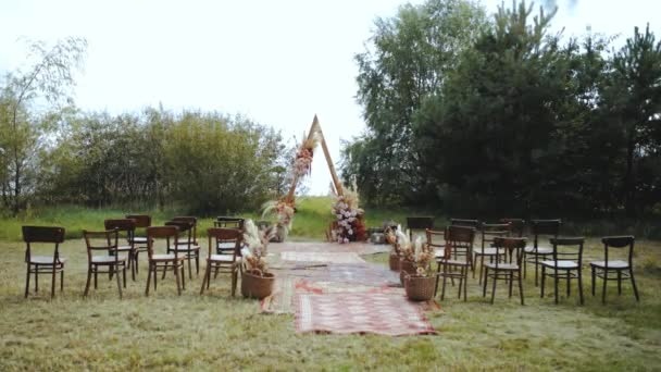 Brett Skott Underbara Bohemiska Båge Dekoration Utomhus Bröllop Ceremoni Floristiska — Stockvideo