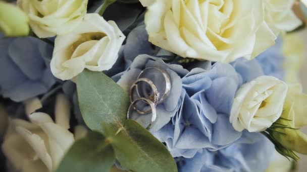 Wedding Rings Lie Flower Petals Brides Bouquet Blue Hydrangeas White — Αρχείο Βίντεο