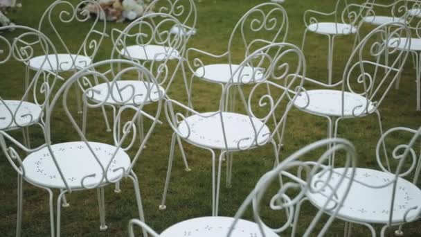 Ντόλι Σφηνάκι Από Λευκές Μεταλλικές Καρέκλες Για Τους Καλεσμένους Στην — Αρχείο Βίντεο