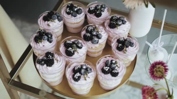 Snoep Bar Bruiloft Snoep Buffet Smakelijk Dessert Met Bosbessen Blackberry — Stockvideo