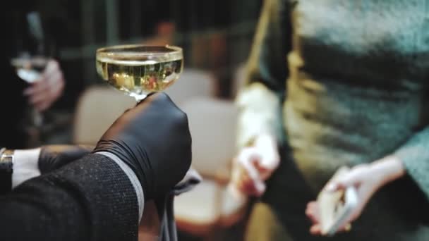 Serveur Gants Noirs Distribuant Des Verres Champagne Une Femme Pendant — Video
