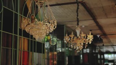 Restoranda güzel bir avize. Avizede saydam parçacıklar var. Çatı katı tarzı restoran, yavaş çekim. Yüksek kalite 4k görüntü