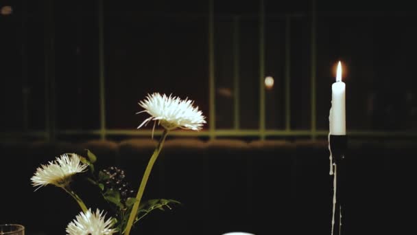 Поодинці Спалюють Свічки Свічки Квіткову Композицію Святковому Столі Весіллі Повільному — стокове відео