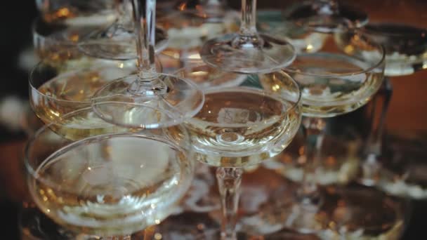 Düğün Partisinde Şampanya Kulesi Şampanyalı Bardakları Yakın Çekim Yemek Servisi — Stok video