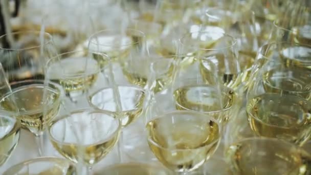 結婚式のパーティーでシャンパン付きのクローズアップグラス シャンパンが注がれている シャンパン付きグラス ケータリングサービス レストランサービス スローモーションショット 高品質の4K映像 — ストック動画