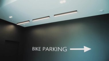  Yazılı bisiklet parkı binanın içinde. Bisiklet park levhası, yavaş çekim. Yüksek kalite 4k görüntü