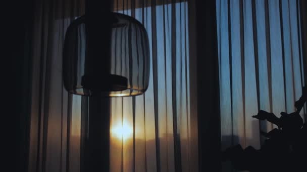 Silhouet Van Zonsondergang Door Transparante Tule Het Raam Kroonluchter Kamer — Stockvideo