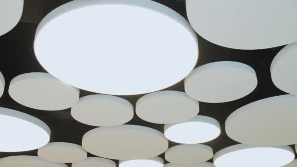 Çember Şeklinde Tavan Lambaları Var Tavanda Birçok Beyaz Yuvarlak Led — Stok video
